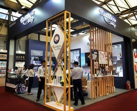 彩虹亮相上海日用百貨展，接受CCTV欄目組現(xiàn)場(chǎng)采訪(fǎng)